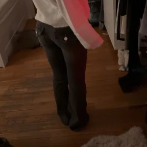 Svarta jeans från True Religion - Svarta, lågmidjade jeans från True Religion. Jätte snygga men måste tyvärr sälja de. De var köpta en vecka sedan och har aldrig varit använda så alltså är de i jättebra skick!💗