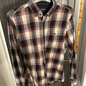 Rutig skjorta från Dressmann - Snygg rutig skjorta från Dressmann i blått, vitt och brunt. 