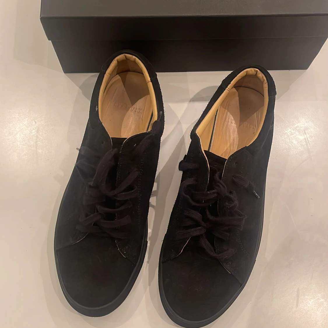 Svarta sneakers från Myrqvist