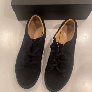 Svarta sneakers från Myrqvist - Snygga svarta sneakers från Myrqvist i mocka med klassisk snörning. 