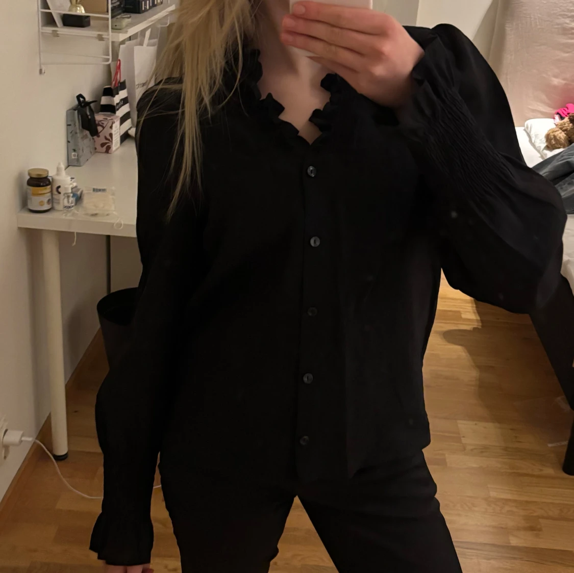 Svart blus men volang detaljer - 2