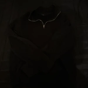 Svart halvzip sweatshirt från H&M - Säljer en svart halvzip sweatshirt från H&M i relaxed fit. Tröjan har en dragkedja vid halsen och långa ärmar, perfekt för en avslappnad stil. Passar bra till både jeans och joggers.