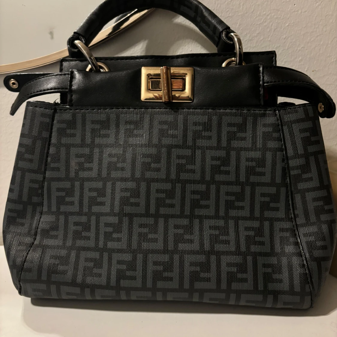 Svart och grå handväska med mönster - 1