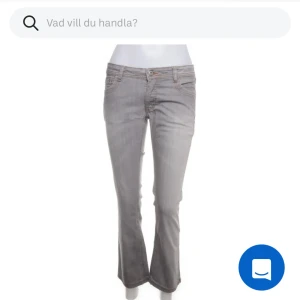 Grå bootcut jeans - Snygga grå bootcut jeans med låg midja, köpta på sellpy men passade tyvärr inte mig.💞