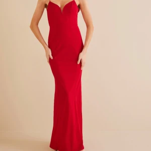 Röd långklänning med smala axelband - Super fin och elegant röd långklänning med smala axelband och v-ringad urringning. Perfekt för en glamorös kväll. Använt bara en gång och pris kan diskuteras 
