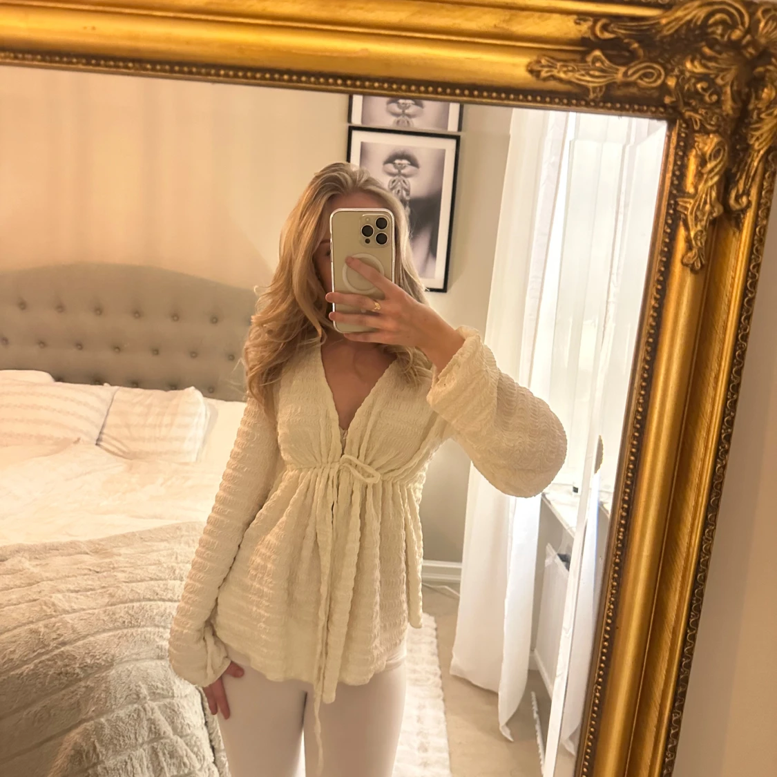 Vit långärmad blus med knytband - 3