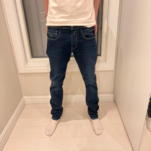 Mörkblå Replay jeans - Snygga mörkblå jeans från Replay med hyperflex. Perfekt för en stilren look. Jeansen är i storlek W31 L32. Tveka inte att kontakta vid minsta fundering! 