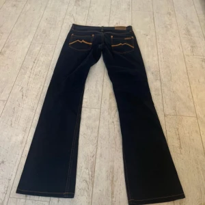 Lågmidjade bootcut jeans - Superfina jeans från Mustang midjemått 38, innerbenslängd 79 cm och grenmått 17