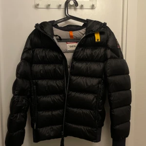 Svart pufferjacka från Parajumpers - Jag säljer min Parajumpers jacka då den tyvärr har blivit för liten för mig. Den är i utmärkt skick, helt utan skador eller fläckar, och har endast använts vid ett fåtal tillfällen. Pris: 2400kr, vilket är ett väldigt bra pris med tanke på att en ny jacka av samma modell kostar runt 5000-6000kr.                                                         Priset kan diskuteras vid snabb och smidig affär.