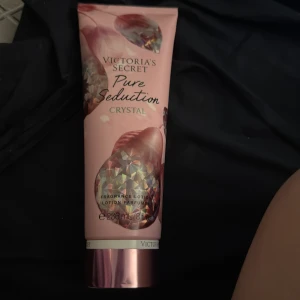 Pure Seduction Crystal Lotion från Victoria's Secret - Säljer en lyxig Pure Seduction Crystal lotion från Victoria's Secret. Flaskan är rosa med glittrande kristalldetaljer och innehåller 236 ml. Perfekt för att ge huden en mjuk och väldoftande känsla.