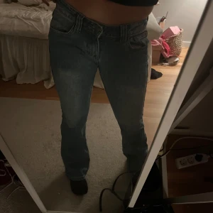 Brandy Melville lågmidjade jeans - Jättesnygga lågmidjade jeans från Brandy Melville i superbra skick! One size men passar ungefär S