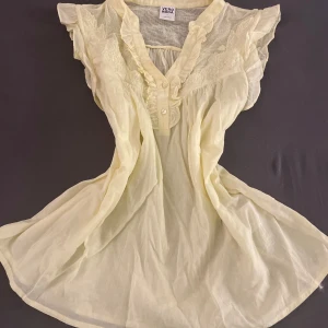 Coquette blus  - Säljer denna super söta och sköna blus som kommer ej till användning. Storlek S men skulle passa även XS/M