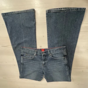 Blå Lågmidjade bootcut jeans - Snygga blå bootcut jeans med låg midja och klassisk femficksdesign. Midjemåttet 38, Innerbenslängd 80 och grenmått 23. Jag är 167💗