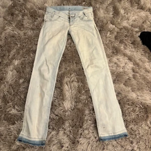 Ljusblå jeans från Lee - Snygga ljusblå jeans från Lee med klassisk femficksdesign. De har en rak passform och superlåg midja.