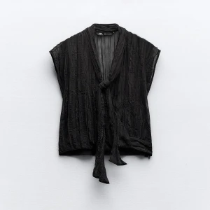 Kortärmad blus Zara - FLYTTAR UTOMLANDS 2 FEBRUARI Omlott, metalltråd, använd en gång