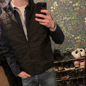 Svart väst - Snygg svart väst med dragkedja framtill. Perfekt för att layera, är förvånansvärt bekväm i kallare väder. Köpte den för en vecka sedan utan möjlighet att skicka tillbaka och den är tyvärr för stor. Köpt för 549kr