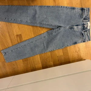 Blå jeans från stradivarius  - Snygga blå jeans från stradivarius. De har en hög midja och en straight passform som ger en tidlös look. Aldrig använt  