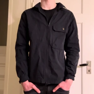 Overshirt - Säljer min overshirt för den har ett hål i armhålan. Perfekt inför våren. Skriv vid minsta fundering jag vill bara få bort den