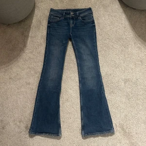Lågmidjade bootcut jeans - Snygga blå bootcut jeans med låg midja i storlek 34. Lite slitningar längst ner på baksidan men absolut inget som syns när man har på sig dom💕💕