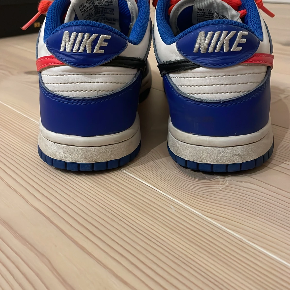 Nike Dunk i blått, vitt och rött - 1