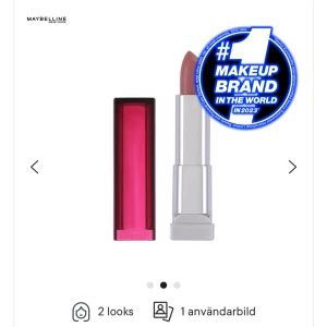 Läppstift från Maybelline - Snyggt läppstift från Maybelline i en elegant rosa nyans. Hylsan är stilren med en genomskinlig röd kork och silverfärgad bas. Perfekt för att ge dina läppar en fräsch och trendig look. OBS helt nytt och nypris 129