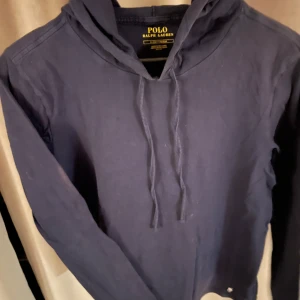 Ralph Lauren Hoodie  - Tja! Nu säljer en tunn Polo Ralph Lauren hoodie, Perfekt inför våren. Men går att använda året om. Storlek S Nypris ligger på 1800kr men säljer nu för ändast 699kr hör gärna av er vid minsta fundering! Följ för att inte missa fler plag! 