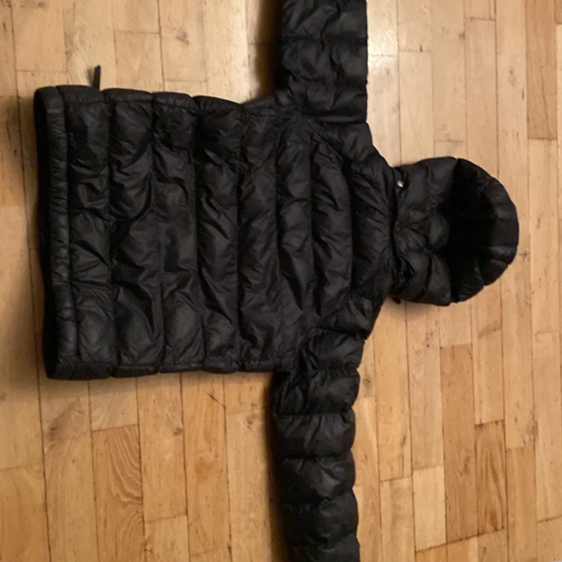 Svart pufferjacka med huva