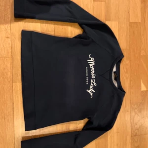 Mörkblå tröja från Morris - Säljer en Morris lady! Tröja i jätte bra skick, tröjan har blivit för liten och inte används längre!👍