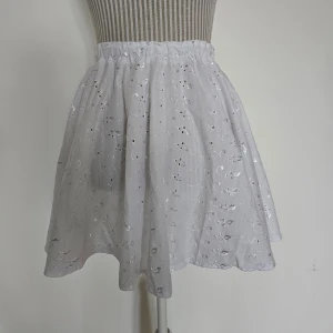 Vit handmade kjol med rosett i bak - Handsydd kjol. Använt den en del men fortfarande väldigt fint skick! Uppskattar att den passar XS-S.  Rökfritt hem men har katter.