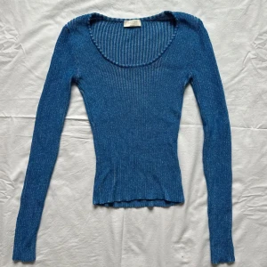 Blå ribbad tröja från LeGer - Säljer en snygg blå ribbad tröja från LeGer. Tröjan har en åtsittande passform med långa ärmar och en rund halsringning, passar S-M. Perfekt för en stilren look. Hör av dig vid intresse! 💙 köpte den här på plick men den passade inte mig  😭 Skriv vid frågor 🤍