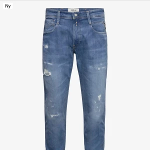 Replay Anbass HELT OANVÄNDA - Helt oanvända, kommer i original förpackning. Endast Möte ingen post och bara kontant. Snygga blå jeans från Replay med en slim fit passform. De har en klassisk femficksdesign och slitna detaljer för en trendig look. Dragkedja och knapp framtill. Perfekta för en avslappnad stil. NYPRIS: 1800kr