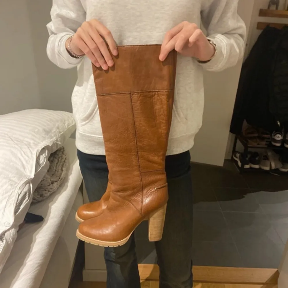 Ascoola boots med klack som är perfekta nu till hösten och vintern! De är i äkta italienskt läder och jag har lästat dem hos skomakaren så de är lite bredare i vristen. Supersköna och bekväma att gå i!. Kengät.