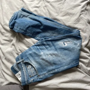 Blå jeans med slitningar - Säljer ett par snygga blå Dondup jeans med  slitninga och är i bra skick! 👌😀   