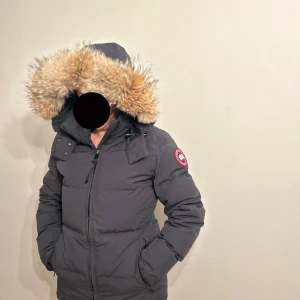 Canada goose Chelsea park  - Säljer min canada goose Chelsea park vinterjacka i storlek M. Knappt använd, inga slitage utan är i väldigt bra skick. Kvitto finns.