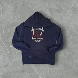 Mörkblå hoodie från Race Marine - Säljer en snygg mörkblå hoodie från Race Marine!! 