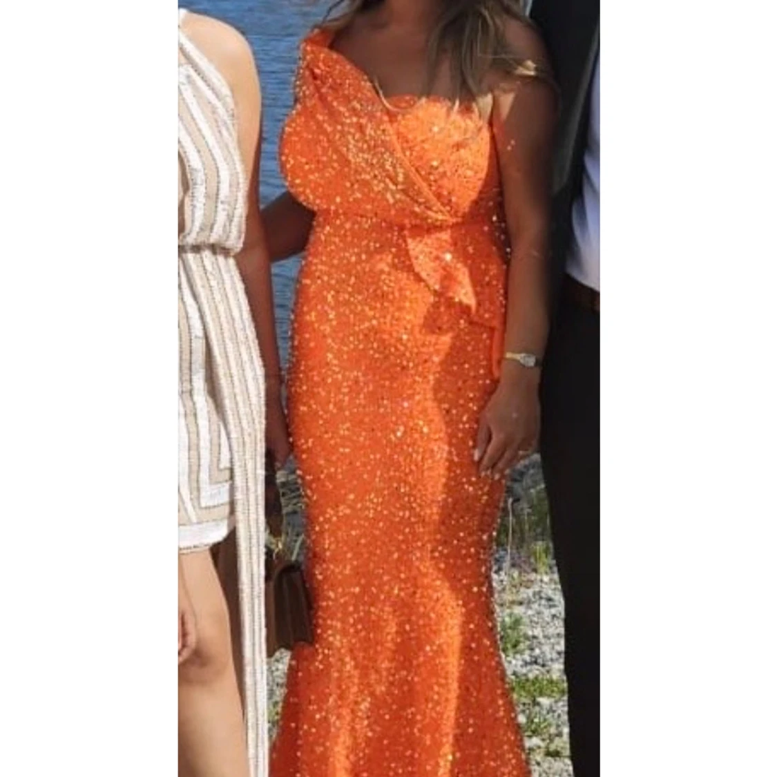 Orange glittrig långklänning