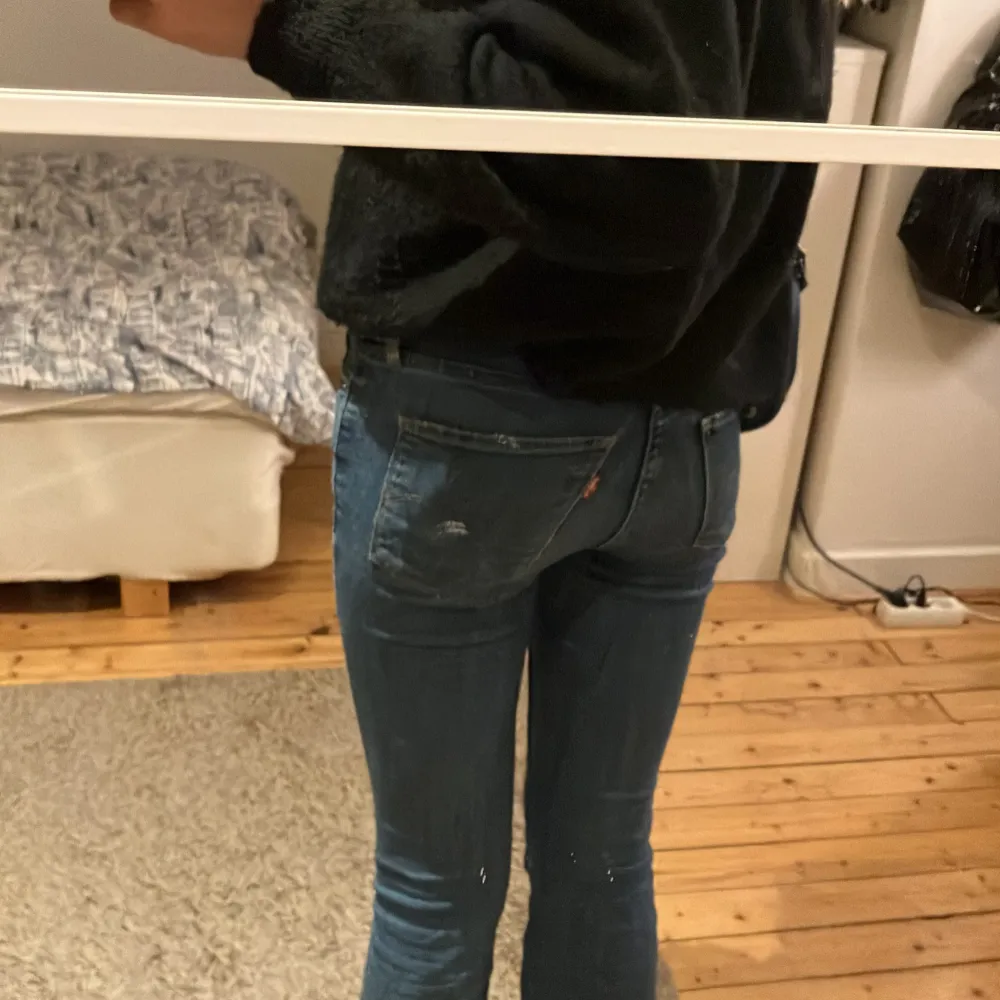 Säljer ett par klassiska bootcut Levi's jeans i blå denim. Jeansen är i bra skick och har den ikoniska Levi's-loggan på bakfickan. Säljer pågrund av att dem börjar bli för korta. Lowwiast. Storlek 25 så tror 158 ungefär. Finns ej som alternativ  💕💕💕jag är 166 och dem passar på mig. . Jeans & Byxor.