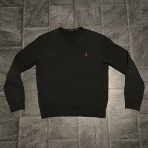 Ralph Lauren Sweatshirt - Ralph Lauren Sweatshirt i toppskick ! 🤠Inga defekter, tjock, helt perfekt för vintern ✅ Tveka inte på att höra av er vid funderingar ! 🙌