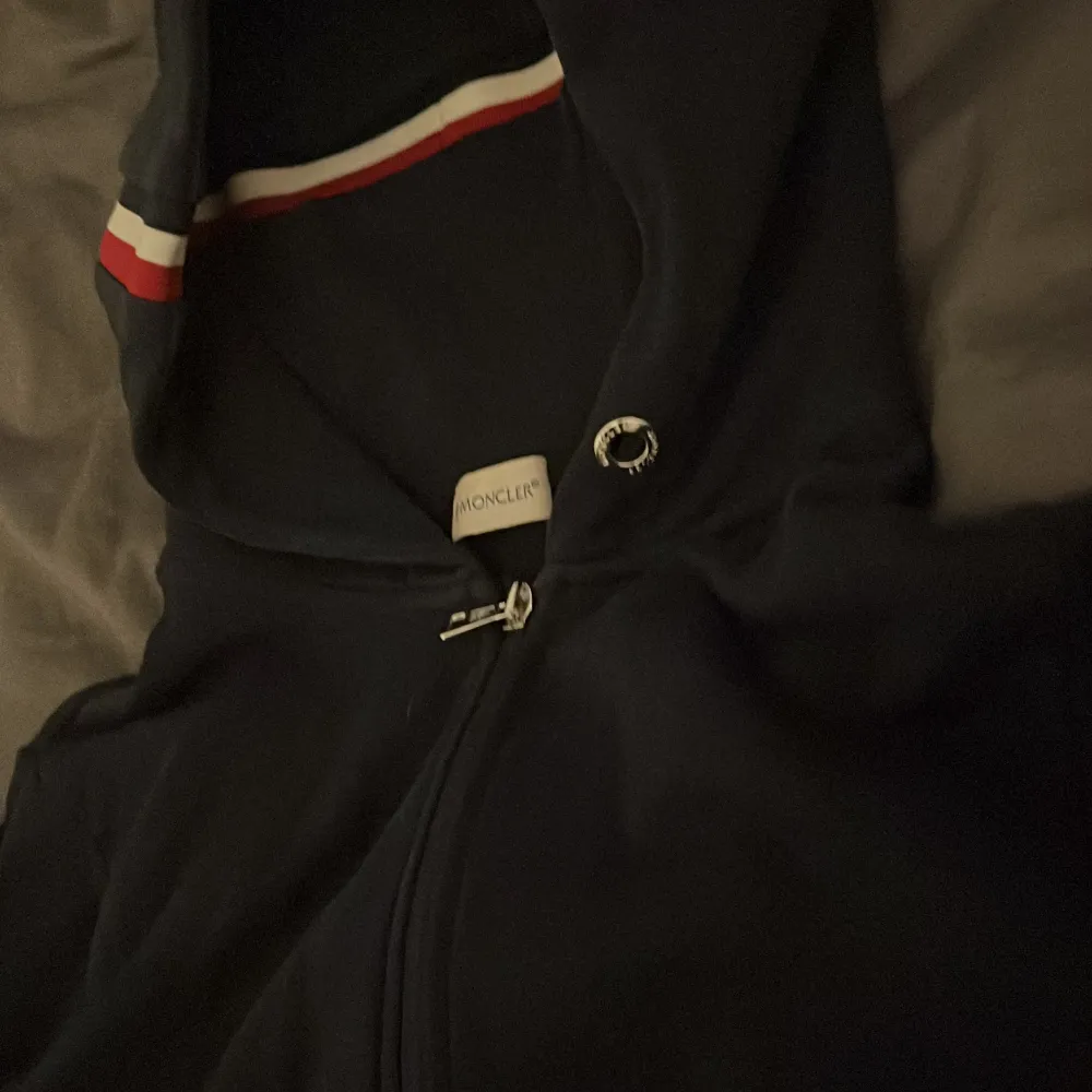 Säljer en snygg svart hoodie från Moncler i mycket bra skick. Perfekt för höst och vinter när du vill vara både varm och stilren. Inga defekter alls använd 3 gånger. Tröjor & Koftor.