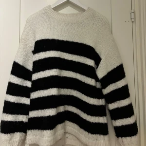 Oversized stickad tröja - Säljer en supermysig oversized stickad tröja från BikBok i storlek S. Passar både större och mindre beroende på hur man vill att den ska sitta 