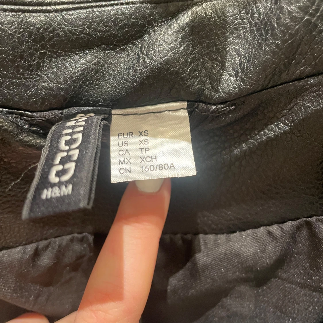 Svart skinnjacka från H&M - 90