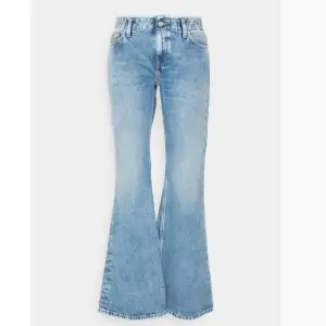 Grå, lågmidjade bootcut jeans i storlek 27x32 från Tommy Hilfiger. Första bilden är samma modell i en annan färg, nypris 1495. Säljer då dom är lite stora på mig.