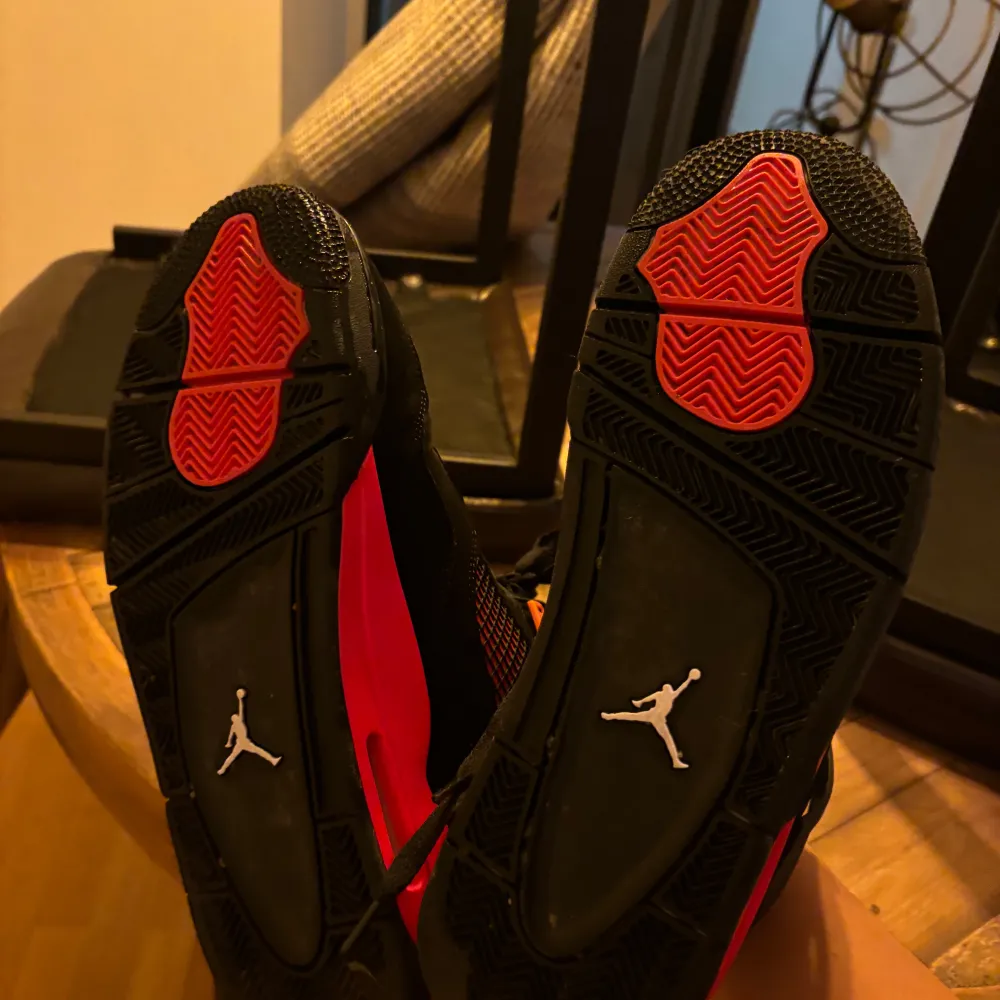 Säljer ett par snygga Jordan 4 red thunder som är en blandning mellan svart och rött.  Väldigt bra skor nu inför vintern.  Skorna är i storlek 45 men sitter som 44.Skorna har en cool design med snörning och den klassiska Jumpman-loggan på baksidan. Perfekta för både vardag och fest! De är i mycket bra skick och redo för nya äventyr. Ps box osv kommer tyvärr inte med därav priset. Tar även byten. Skor.