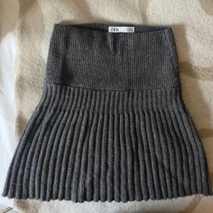 Stickad kjol - En super fin stickad kjol som passar på middag/ fest men även i skolan, från zara!