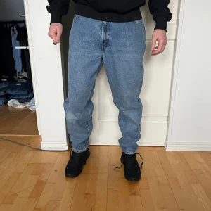 Levis 550 - 32/30 - Säljer ett par klassiska Levis 550 jeans i blå denim. De har en relaxed fit med normal passform och är perfekta för vardagsbruk. Jeansen är i mycket bra skick och har den ikoniska Levis-lappen baktill. Perfekta för både höst och vår!