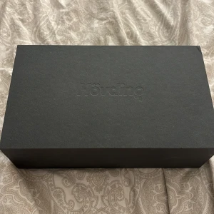 Hövding 3 Airbag för cyklister - Säljer en Hövding 3 airbag för urban cykling. Den är svart och justerbar för storlekar 52-59 cm och 32-45 cm. Perfekt för säker cykling i stan! Kommer i originalförpackning och är i nytt skick. Använd fåtal gånger. Ingen laddare följer med då den e borta, tyvärr. Annars som ny. Det finns en app man kan ladda ner som föräldrarna kan vara delaktiga i där dom kan se om deras barn har ramlat osv.❤️‍🩹