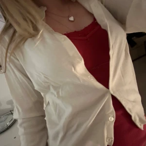 Vit kofta - Säljer en söt vit kofta med knappar. Koftan är perfekt för lager-på-lager och har en klassisk look. Perfekt för vår och sommar! 💗