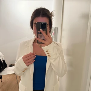 Vit kavaj från NAKD - En otroligt fin kavaj som är använd ca 3 gånger! Så fin till hösten!