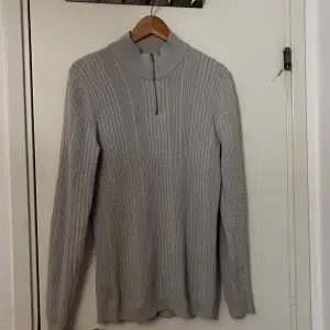 Säljer dena gråa cable knit quarter zip från asos, riktigt skön och passar jätte bra, Storlek M! Pris kan diskuteras + skriv till mig ifall du har någon fråga!