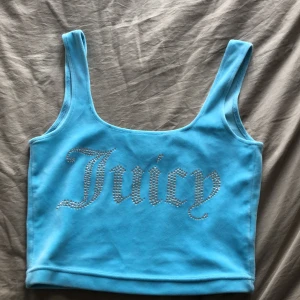  Juicy culture crop top  -  jättefin juicy culture crop top I storleken S. Funkar perfekt under juicy koftan. 